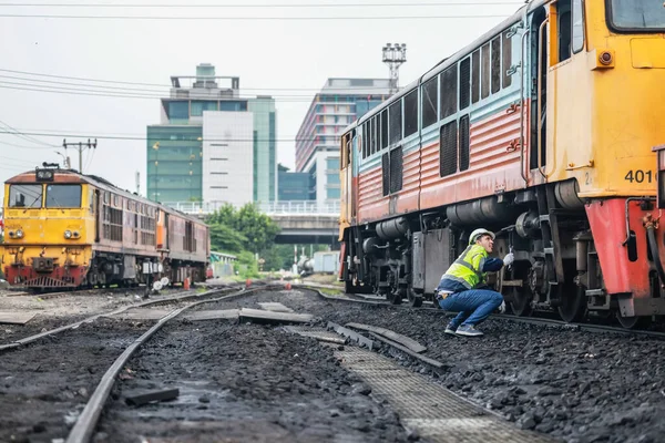 Locomotive Engineering Technicians Maintain Emission Control Train Railways Identifying Oil — Stock Photo, Image
