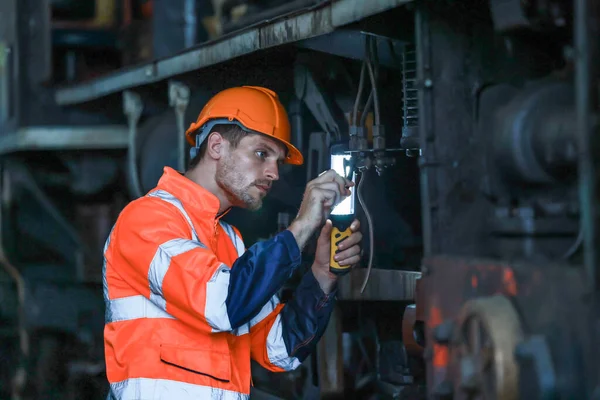Technici Lokomotivy Udržují Kontrolu Emisí Železničních Tratích Identifikují Úniky Oleje — Stock fotografie