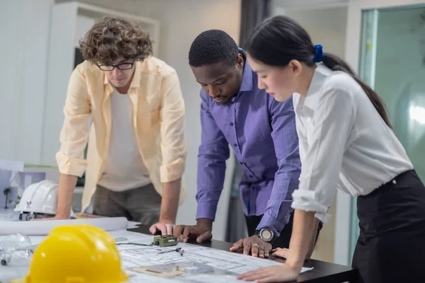 Multicultural Team Architects Collaborates Low Carbon Building Project Analyzing Blueprints — Stock Photo, Image