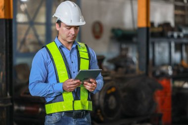 Yazılım mühendisleri, lokomotif işlemleri için akıllı enerji analizi uygulamasını geliştirmenin yollarını tartışıyor. Gerçek zamanlı izleme veri kullanımını optimize eder ve verimli tüketim içgörülerini analiz eder.
