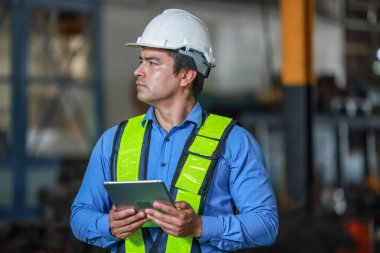 Yazılım mühendisleri, lokomotif işlemleri için akıllı enerji analizi uygulamasını geliştirmenin yollarını tartışıyor. Gerçek zamanlı izleme veri kullanımını optimize eder ve verimli tüketim içgörülerini analiz eder.