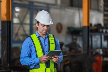 Yazılım mühendisleri, lokomotif işlemleri için akıllı enerji analizi uygulamasını geliştirmenin yollarını tartışıyor. Gerçek zamanlı izleme veri kullanımını optimize eder ve verimli tüketim içgörülerini analiz eder.