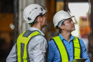 Yazılım mühendisleri, lokomotif işlemleri için akıllı enerji analizi uygulamasını geliştirmenin yollarını tartışıyor. Gerçek zamanlı izleme veri kullanımını optimize eder ve verimli tüketim içgörülerini analiz eder.