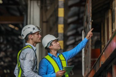 Yazılım mühendisleri, lokomotif işlemleri için akıllı enerji analizi uygulamasını geliştirmenin yollarını tartışıyor. Gerçek zamanlı izleme veri kullanımını optimize eder ve verimli tüketim içgörülerini analiz eder.