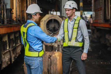 Yazılım mühendisleri, lokomotif işlemleri için akıllı enerji analizi uygulamasını geliştirmenin yollarını tartışıyor. Gerçek zamanlı izleme veri kullanımını optimize eder ve verimli tüketim içgörülerini analiz eder.