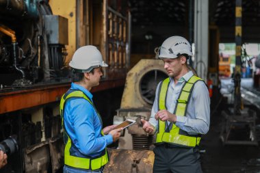 Yazılım mühendisleri, lokomotif işlemleri için akıllı enerji analizi uygulamasını geliştirmenin yollarını tartışıyor. Gerçek zamanlı izleme veri kullanımını optimize eder ve verimli tüketim içgörülerini analiz eder.