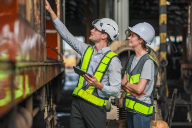 Yazılım mühendisleri, lokomotif işlemleri için akıllı enerji analizi uygulamasını geliştirmenin yollarını tartışıyor. Gerçek zamanlı izleme veri kullanımını optimize eder ve verimli tüketim içgörülerini analiz eder.