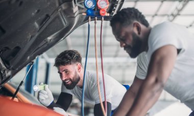 Araba teknisyenleri, soğutma sisteminde ve ısıtıcıda sorun çıkaran sorunları tespit etmek için araçları analiz eder. Tamir motoru, mekanik, elektrik parçaları. İdeal performans sağlanıyor.