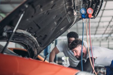 Araba teknisyenleri, soğutma sisteminde ve ısıtıcıda sorun çıkaran sorunları tespit etmek için araçları analiz eder. Tamir motoru, mekanik, elektrik parçaları. İdeal performans sağlanıyor.