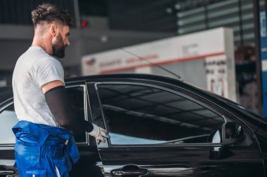 Araba teknisyenleri, soğutma sisteminde ve ısıtıcıda sorun çıkaran sorunları tespit etmek için araçları analiz eder. Tamir motoru, mekanik, elektrik parçaları. İdeal performans sağlanıyor.