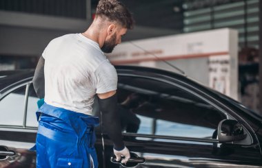 Araba teknisyenleri, soğutma sisteminde ve ısıtıcıda sorun çıkaran sorunları tespit etmek için araçları analiz eder. Tamir motoru, mekanik, elektrik parçaları. İdeal performans sağlanıyor.