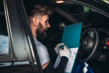 Araba teknisyenleri, soğutma sisteminde ve ısıtıcıda sorun çıkaran sorunları tespit etmek için araçları analiz eder. Tamir motoru, mekanik, elektrik parçaları. İdeal performans sağlanıyor.