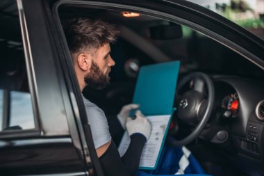 Araba teknisyenleri, soğutma sisteminde ve ısıtıcıda sorun çıkaran sorunları tespit etmek için araçları analiz eder. Tamir motoru, mekanik, elektrik parçaları. İdeal performans sağlanıyor.