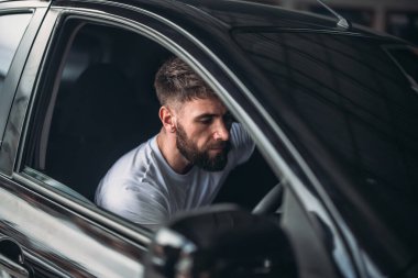 Araba teknisyenleri, soğutma sisteminde ve ısıtıcıda sorun çıkaran sorunları tespit etmek için araçları analiz eder. Tamir motoru, mekanik, elektrik parçaları. İdeal performans sağlanıyor.