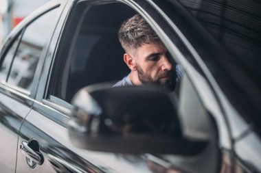 Araba teknisyenleri, soğutma sisteminde ve ısıtıcıda sorun çıkaran sorunları tespit etmek için araçları analiz eder. Tamir motoru, mekanik, elektrik parçaları. İdeal performans sağlanıyor.