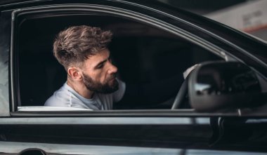 Araba teknisyenleri, soğutma sisteminde ve ısıtıcıda sorun çıkaran sorunları tespit etmek için araçları analiz eder. Tamir motoru, mekanik, elektrik parçaları. İdeal performans sağlanıyor.