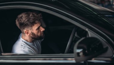 Araba teknisyenleri, soğutma sisteminde ve ısıtıcıda sorun çıkaran sorunları tespit etmek için araçları analiz eder. Tamir motoru, mekanik, elektrik parçaları. İdeal performans sağlanıyor.