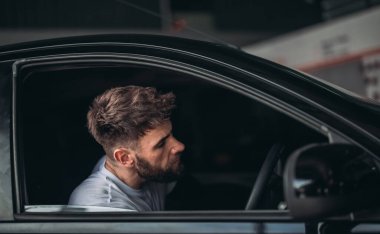 Araba teknisyenleri, soğutma sisteminde ve ısıtıcıda sorun çıkaran sorunları tespit etmek için araçları analiz eder. Tamir motoru, mekanik, elektrik parçaları. İdeal performans sağlanıyor.