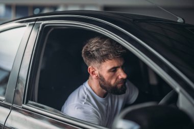 Araba teknisyenleri, soğutma sisteminde ve ısıtıcıda sorun çıkaran sorunları tespit etmek için araçları analiz eder. Tamir motoru, mekanik, elektrik parçaları. İdeal performans sağlanıyor.