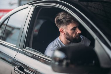 Araba teknisyenleri, soğutma sisteminde ve ısıtıcıda sorun çıkaran sorunları tespit etmek için araçları analiz eder. Tamir motoru, mekanik, elektrik parçaları. İdeal performans sağlanıyor.
