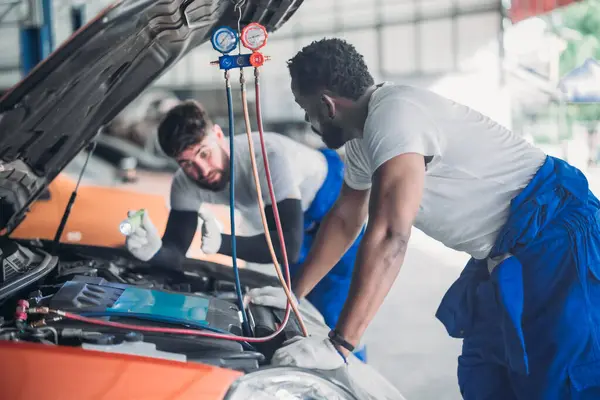 Car Technicians Analyze Vehicles Conduct Diagnostic Tests Detect Troubleshoot Issues — Stock Photo, Image