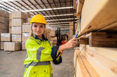 Ahşap işçileri planları değerlendirir, düşük karbonlu materyalleri seçer, çevre dostu üretim şemalarını takip ederler. Kalite ve çevre sorumluluğu, yüksek standartları karşılayan hassas bir toplantıya yansımaktadır.