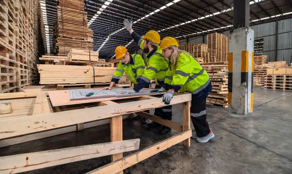Pracownicy Przemysłu Drzewnego Oceniają Plany Wybierają Materiały Niskoemisyjne Realizują Programy — Zdjęcie stockowe