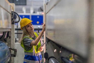 Karton üretim teknisyeni otomatik yazdırma makinesinin etkin kurulumunu sağlar, maddi hizalama, kalite kontrolü ve sorunların hızlı bir şekilde giderilmesi üzerine odaklanır..
