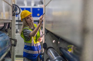 Karton üretim teknisyeni otomatik yazdırma makinesinin etkin kurulumunu sağlar, maddi hizalama, kalite kontrolü ve sorunların hızlı bir şekilde giderilmesi üzerine odaklanır..