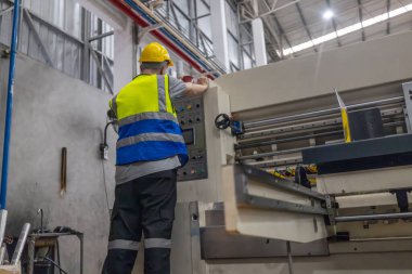 Karton üretim teknisyeni otomatik yazdırma makinesinin etkin kurulumunu sağlar, maddi hizalama, kalite kontrolü ve sorunların hızlı bir şekilde giderilmesi üzerine odaklanır..