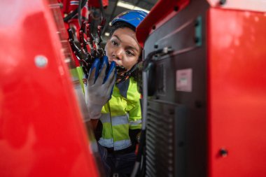 Robotik elektrikçi stajyer STEM eğitimini geliştirmek için ustalaştı 