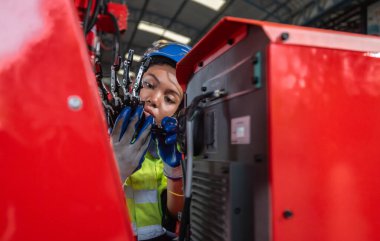 Robotik elektrikçi stajyer STEM eğitimini geliştirmek için ustalaştı 