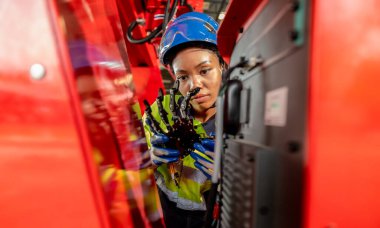 Robotik elektrikçi stajyer STEM eğitimini geliştirmek için ustalaştı 