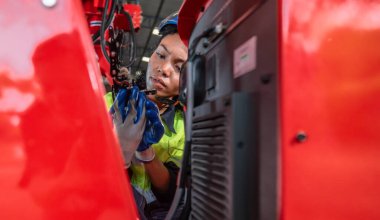 Robotik elektrikçi stajyer STEM eğitimini geliştirmek için ustalaştı 