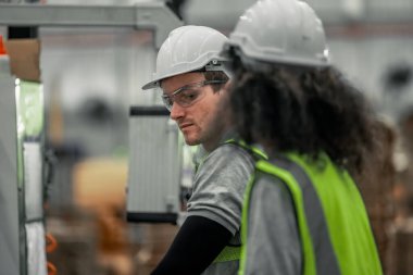 Yetenekli teknisyen makinelerin en iyi durumda kalmasını sağlar. Düzenli teftişler, testler, tamiratlar, standartlar. Arızaları tanımlamak, karton fabrikasındaki pürüzsüz işlemler için hatalar.