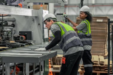 Yetenekli teknisyen makinelerin en iyi durumda kalmasını sağlar. Düzenli teftişler, testler, tamiratlar, standartlar. Arızaları tanımlamak, karton fabrikasındaki pürüzsüz işlemler için hatalar.