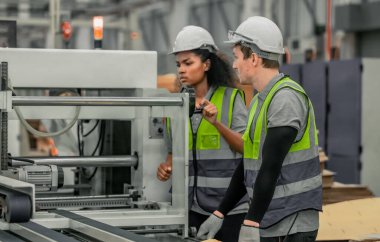 Yetenekli teknisyen makinelerin en iyi durumda kalmasını sağlar. Düzenli teftişler, testler, tamiratlar, standartlar. Arızaları tanımlamak, karton fabrikasındaki pürüzsüz işlemler için hatalar.