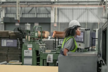 Yetenekli teknisyen makinelerin en iyi durumda kalmasını sağlar. Düzenli teftişler, testler, tamiratlar, standartlar. Arızaları tanımlamak, karton fabrikasındaki pürüzsüz işlemler için hatalar.