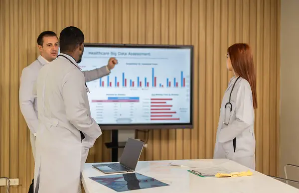 Läkarteam Diskuterar Hälso Och Sjukvård Big Data För Att Analysera — Stockfoto