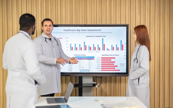Equipe Médicos Discutir Big Data Saúde Para Analisar Tendências Satisfação — Fotografia de Stock