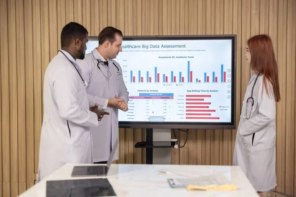 Equipo Médicos Discute Big Data Salud Para Analizar Las Tendencias —  Fotos de Stock