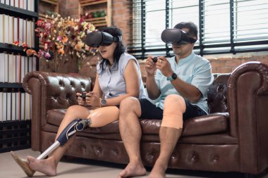 Çiftler neşe, coşku ve konsantrasyonla birlikte oyun oynarlar, sırayla kazanır ve kaybederler. Eğlenceli ve heyecan verici bir zaman. Sorunları çözmeyi, eleştirel düşünmeyi ve yaratıcı olmayı öğrenmek.