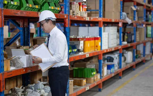 Warehouse Manager Paperwork Organize Goods Size Shape Category Handle Customer — Stock Photo, Image