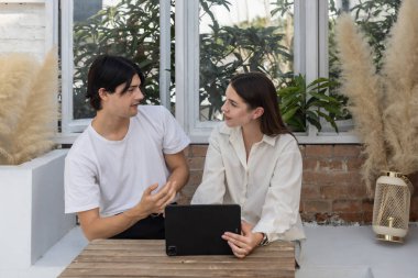 Genç çiftler sevgiyi paylaşıyor, programları, filmleri, sosyal medyayı izlemekten, oturma odasında selfie çekmekten, yakınlık ve neşeyi teşvik etmekten, ilişki için nostaljiden keyif alıyor..