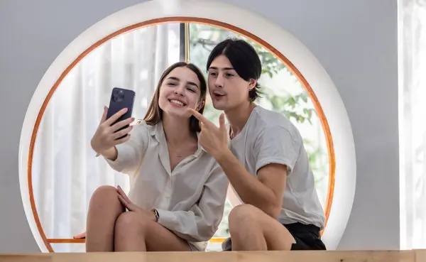 Genç Çiftler Sevgiyi Paylaşıyor Programları Filmleri Sosyal Medyayı Izlemekten Oturma — Stok fotoğraf