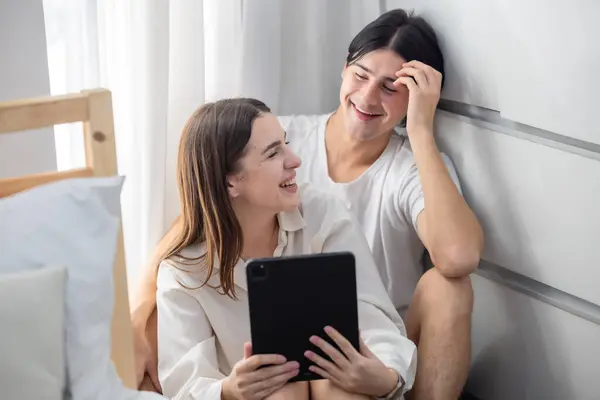 Young Adult Couples Share Affection Enjoy Quality Time Watching Shows — Stock Photo, Image