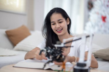 Üniversite öğrencileri evde STEM eğitim robotlarıyla aktif öğrenme ve deneysel keşifte bulunuyorlar. Ders kitapları uygulanması, mühendislik, programlama, problem çözme kavramlarının bütünleştirilmesi.