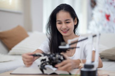 Üniversite öğrencileri evde STEM eğitim robotlarıyla aktif öğrenme ve deneysel keşifte bulunuyorlar. Ders kitapları uygulanması, mühendislik, programlama, problem çözme kavramlarının bütünleştirilmesi.