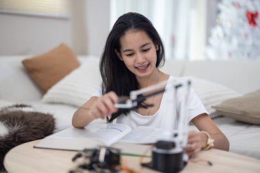 Üniversite öğrencileri evde STEM eğitim robotlarıyla aktif öğrenme ve deneysel keşifte bulunuyorlar. Ders kitapları uygulanması, mühendislik, programlama, problem çözme kavramlarının bütünleştirilmesi.