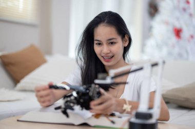 Üniversite öğrencileri evde STEM eğitim robotlarıyla aktif öğrenme ve deneysel keşifte bulunuyorlar. Ders kitapları uygulanması, mühendislik, programlama, problem çözme kavramlarının bütünleştirilmesi.